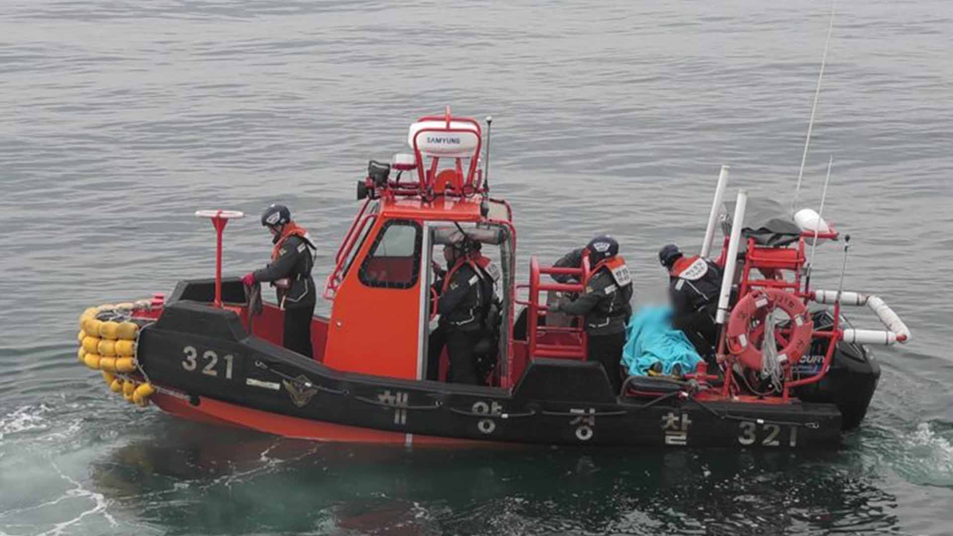 어청도 해상에서 조업 중 부상.. 외국인 선원 2명 헬기 이송