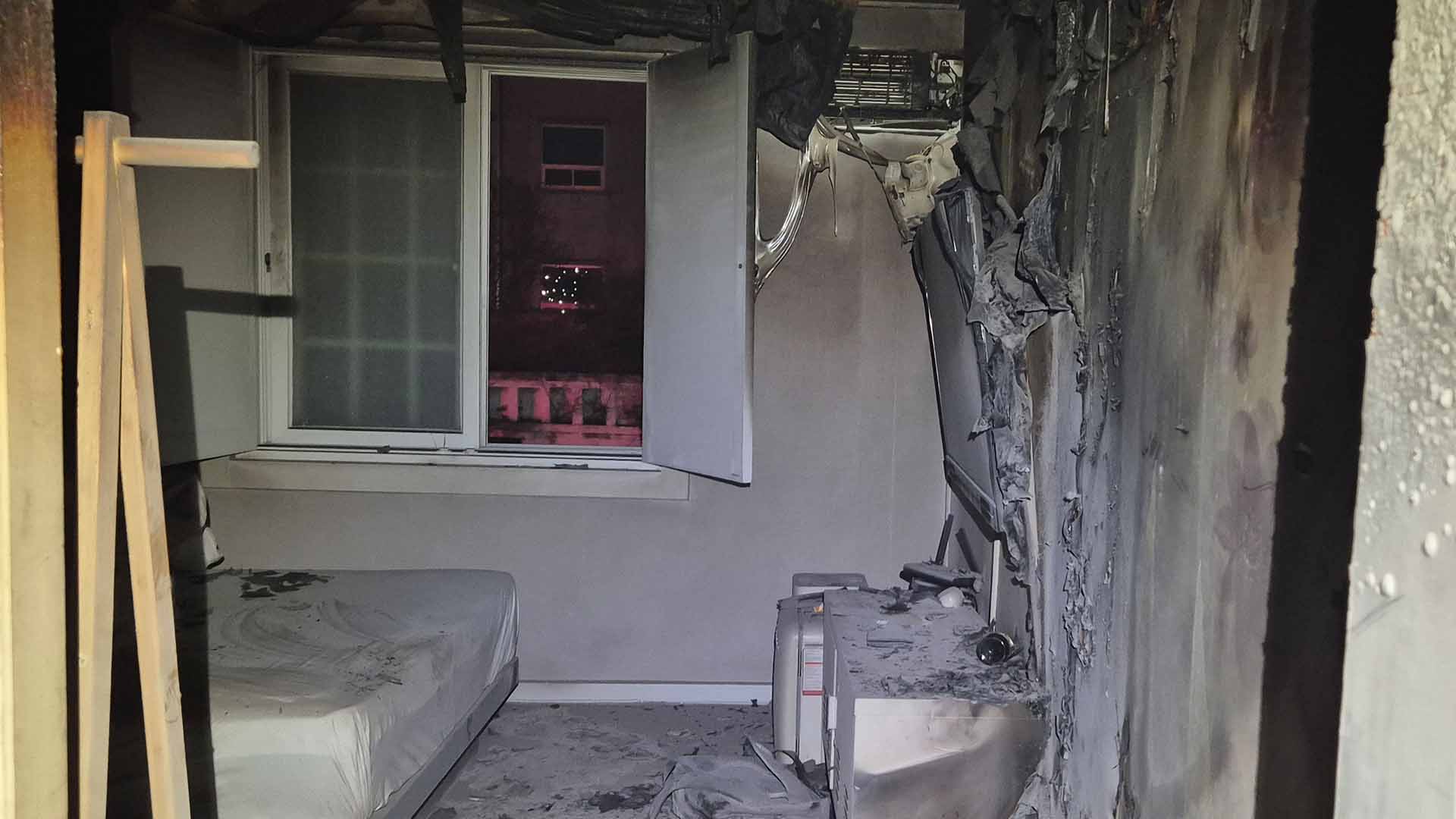 전주 숙박업소 불로 20여 명 대피.. 4명 부상