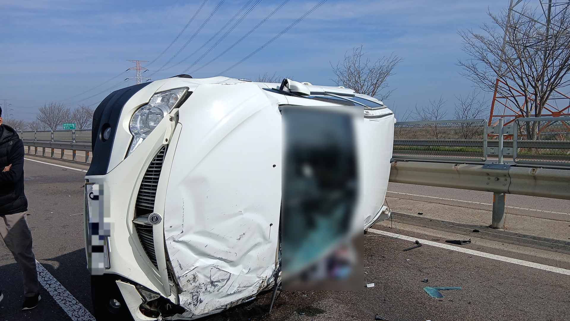 가드레일 들이받고 전도.. 무면허 운전하던 70대 숨져