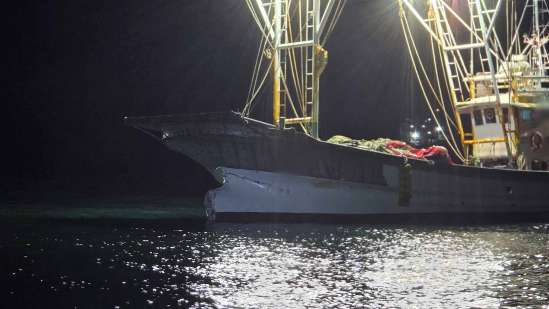 군산항 앞에서 어선과 상선 충돌.. 