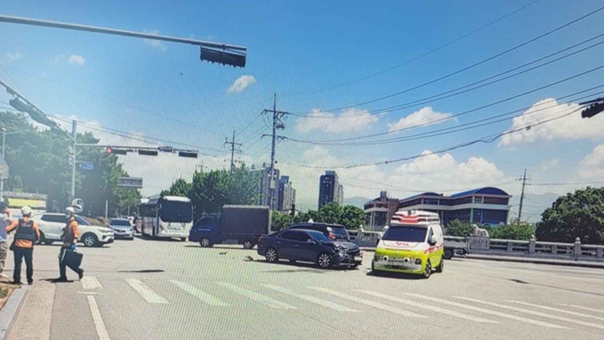남원 삼거리에서 차량 2대 부딪혀.. 6명 경상