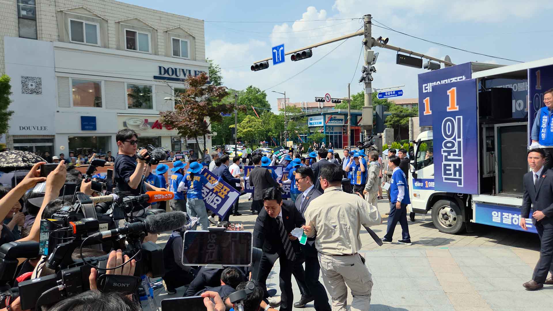 정청래 전주 유세장에 시위대 난입.. 경찰, 분리조치