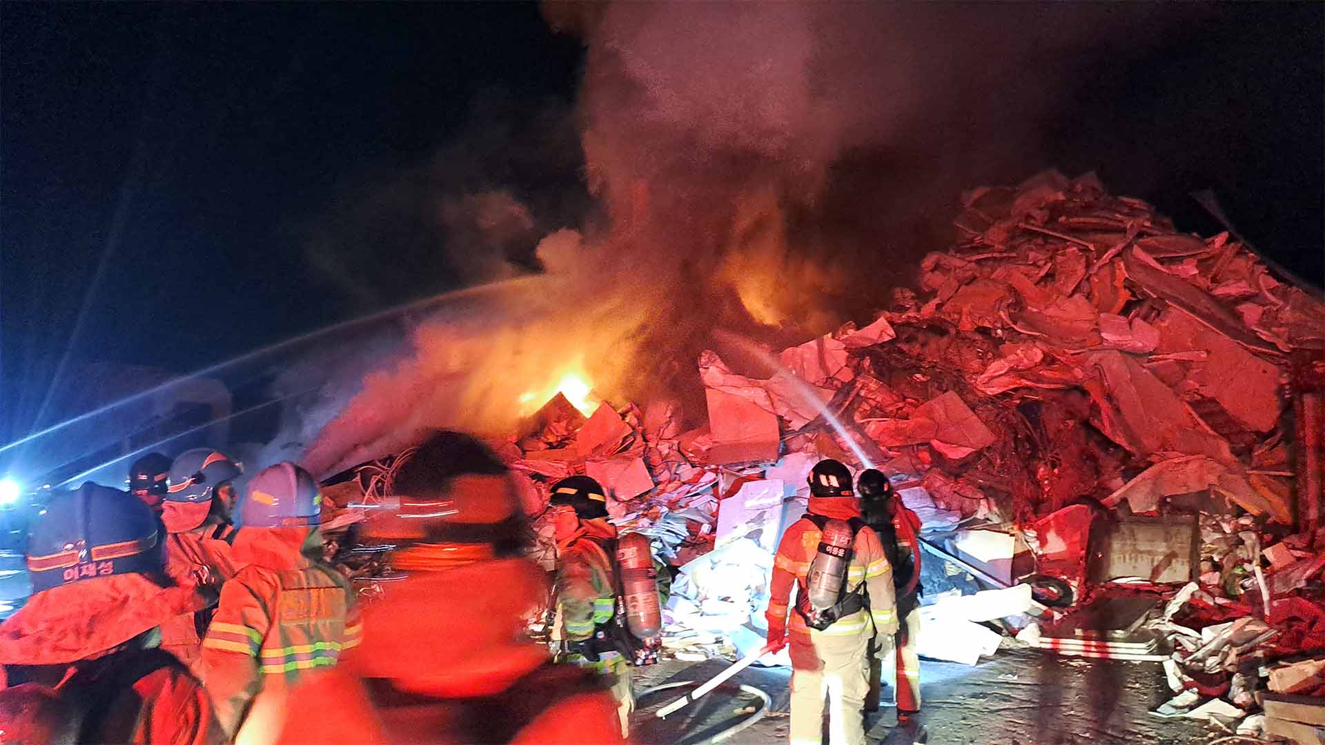 익산 폐기물 야적장 화재.. 5시간 만에 큰 불길 잡아