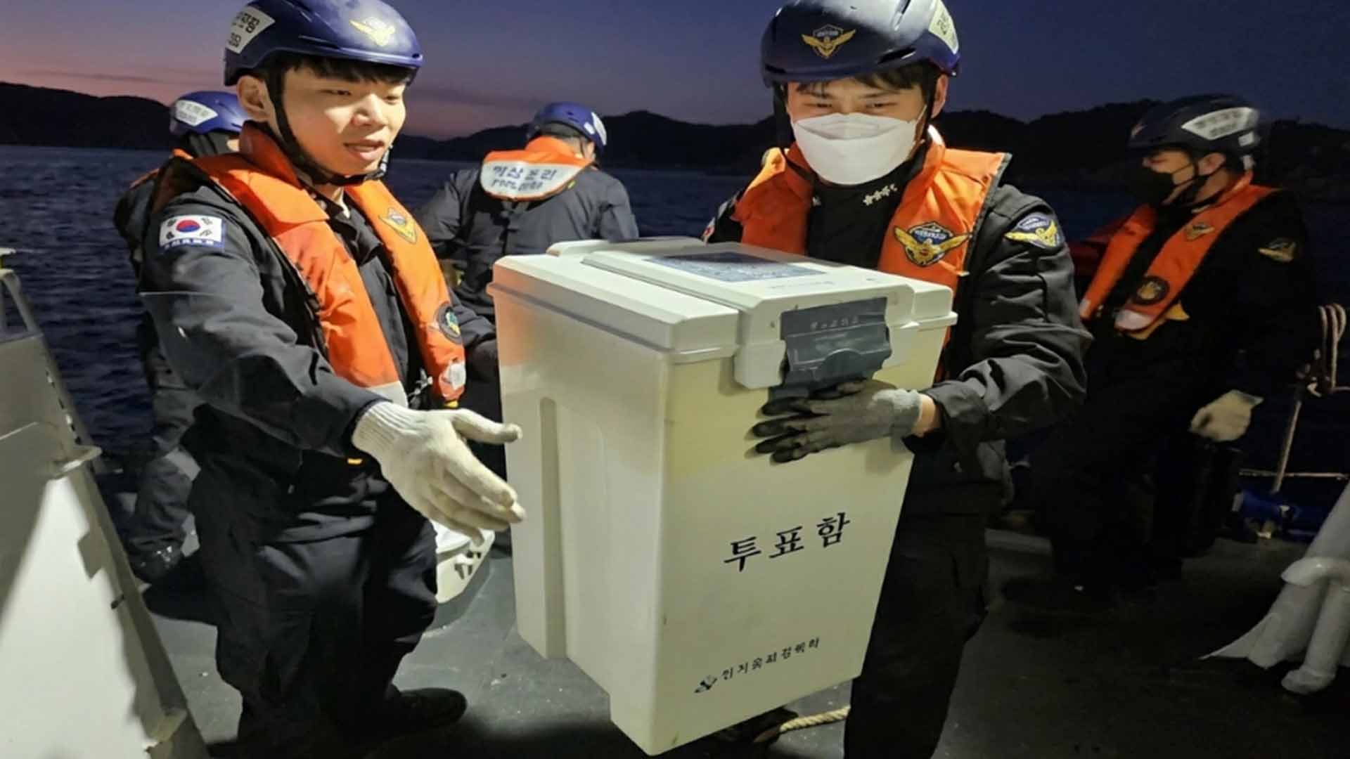 전북 섬 지역 투표함 수송에 행정선·경비함 투입