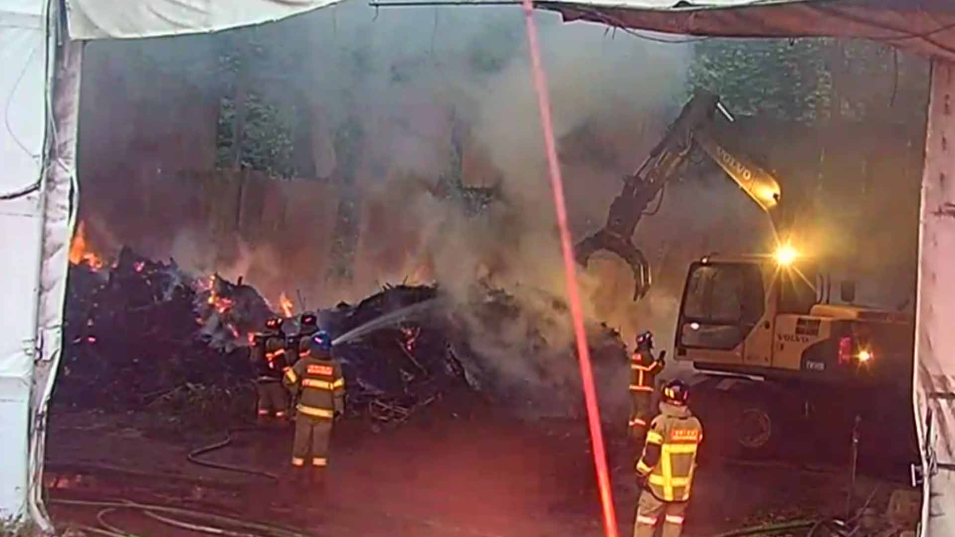 군산 목재 가공공장에서 화재.. 3시간 동안 진화작업