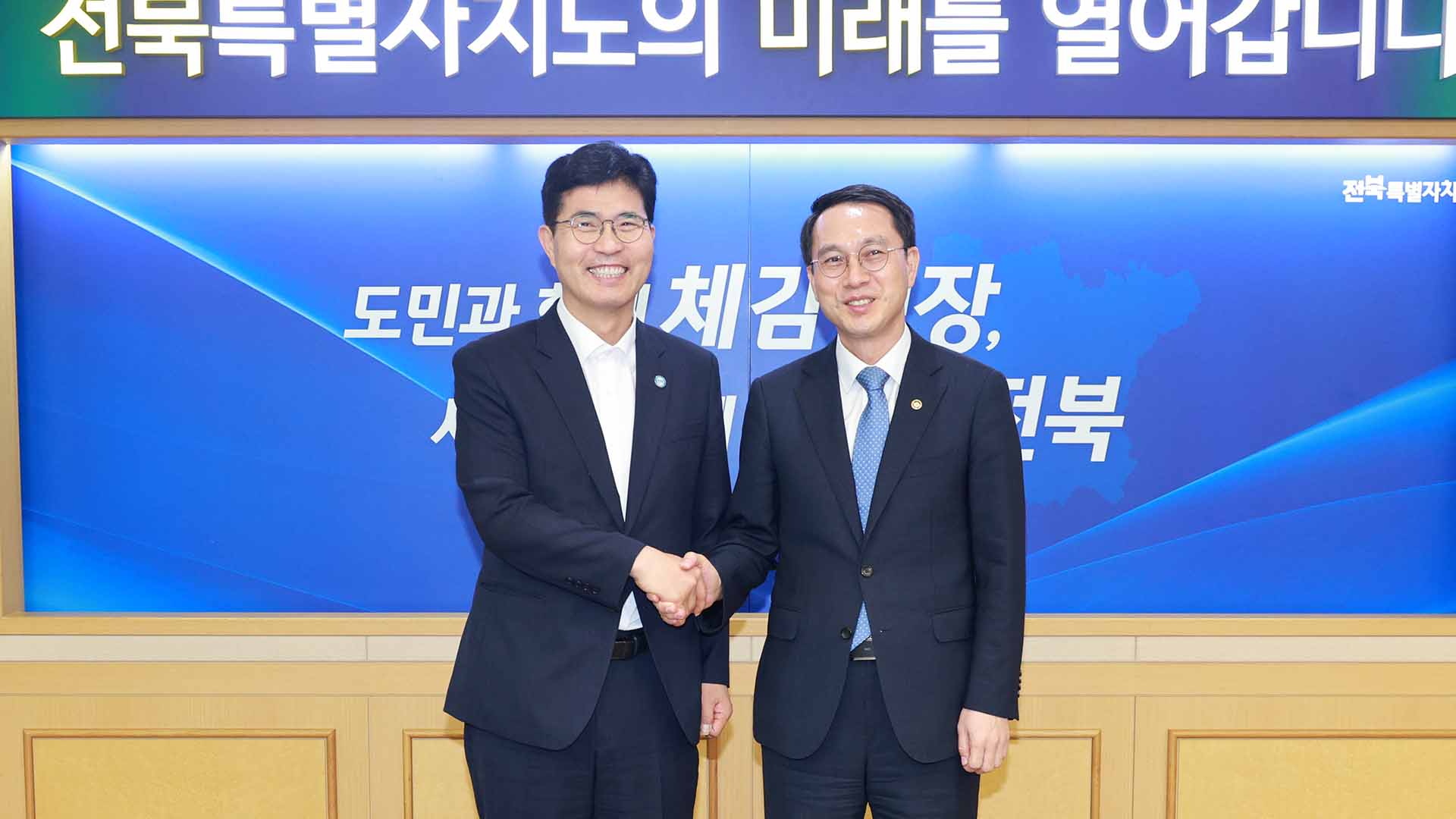 이원택 전북지사, 새만금 개발·전북 육성 산업 강화 모색