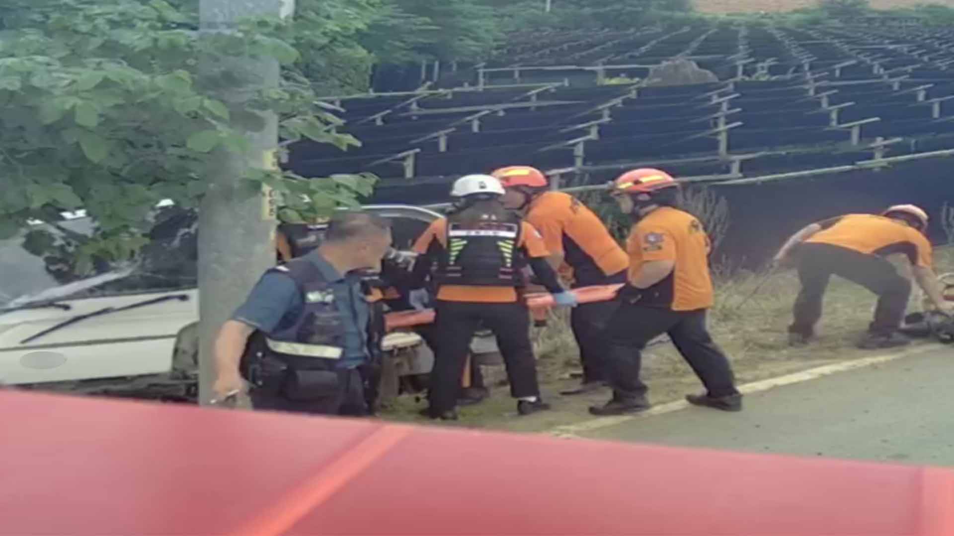 1톤 트럭 전봇대 충돌.. 70대 운전자 부상