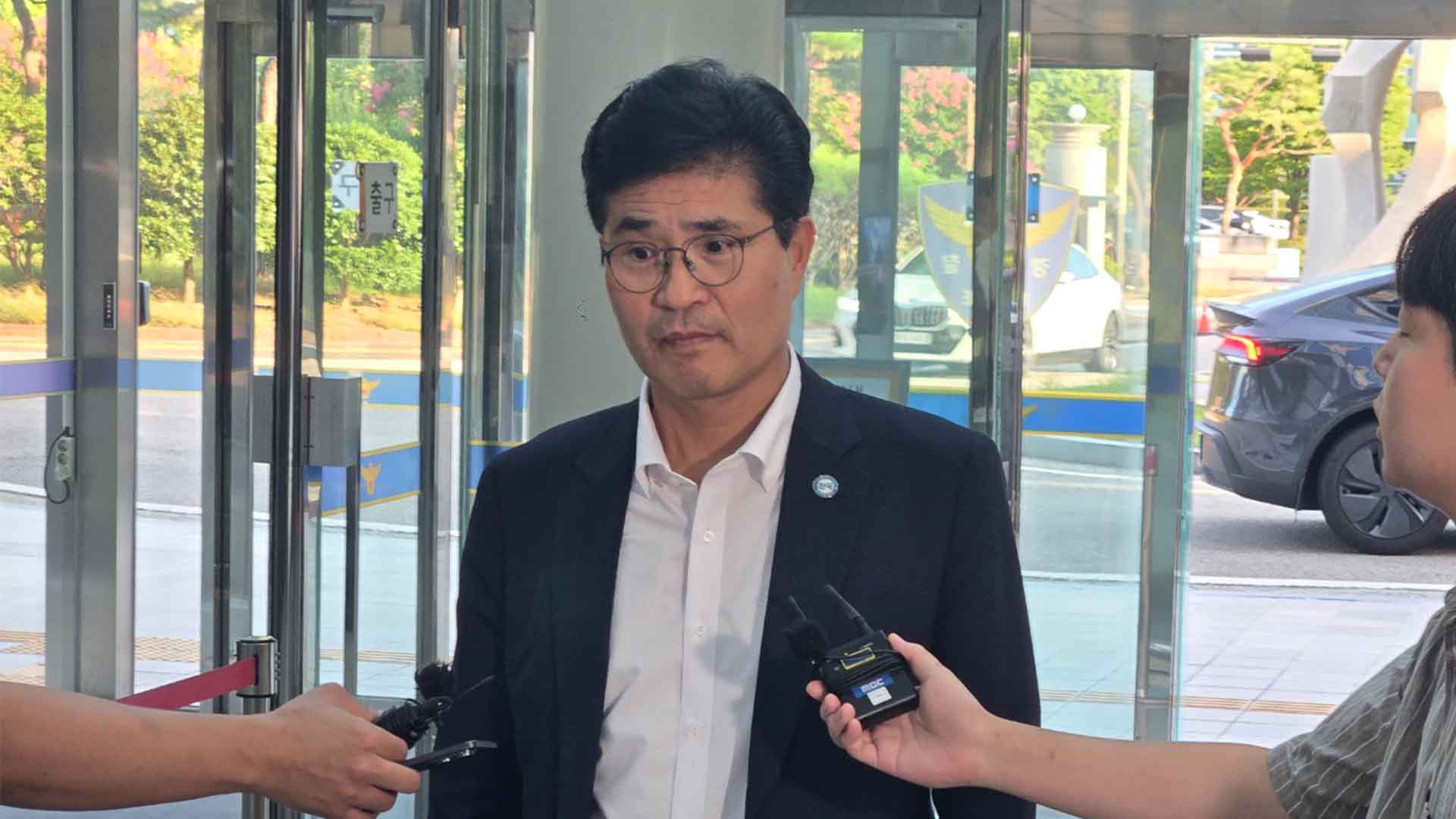 이원택 전북도지사 경찰 출석.. 