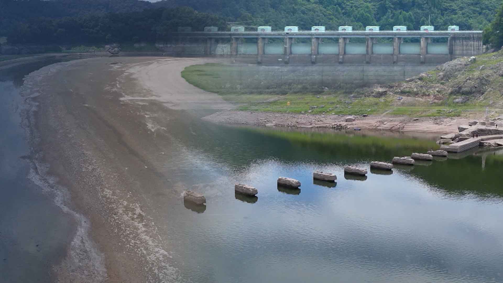 바닥 마르고 수몰 시설도 드러나.. 