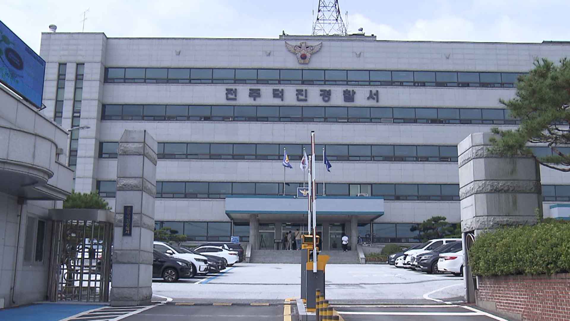 전주에서 SUV가 견인차와 순찰차 들이받아.. 