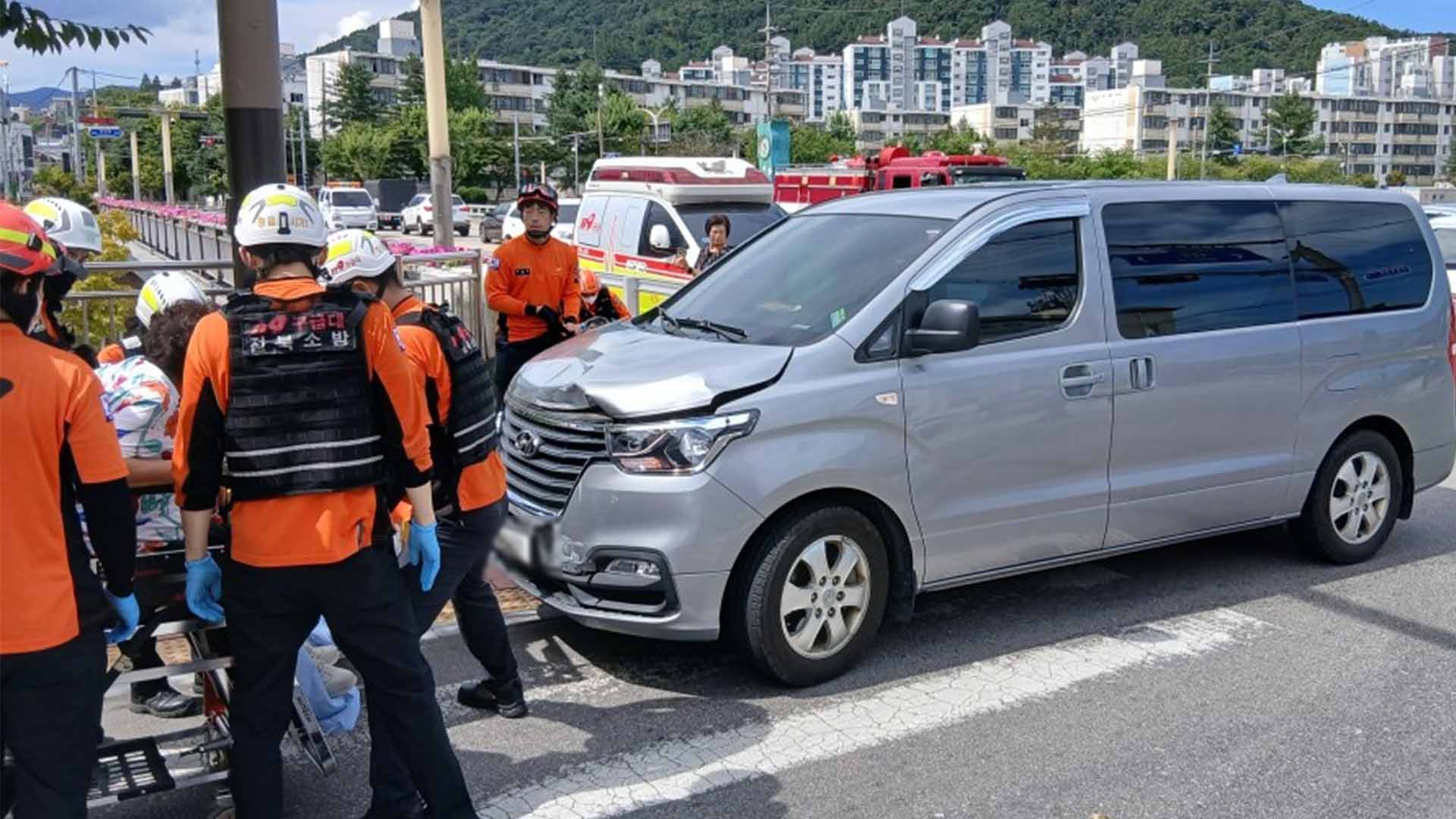 '노인 복지센터' 승합차 추돌 사고.. 