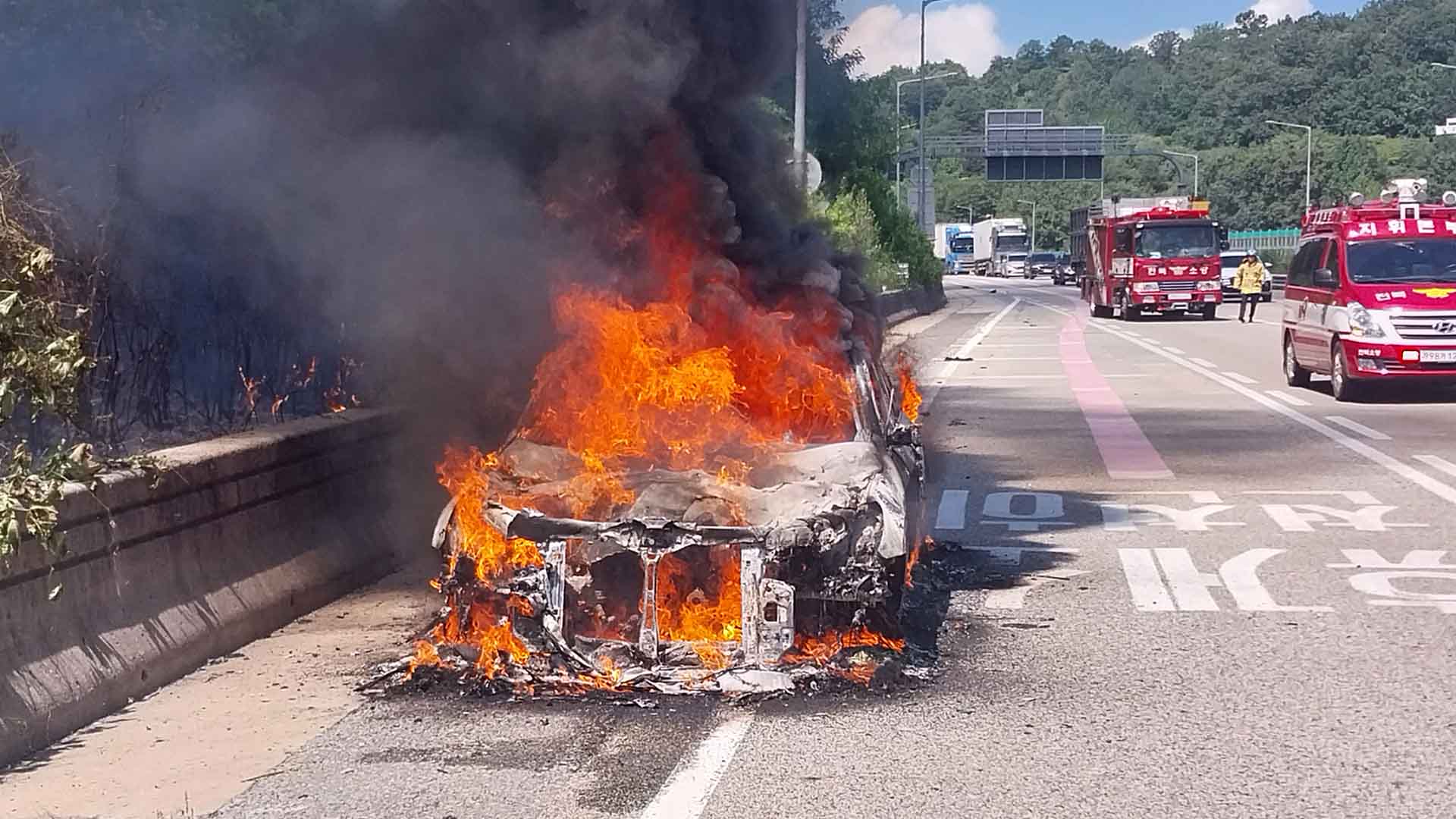 익산-장수고속도로에서 차량 전소.. 일부 차선 통제·정체 빚어져