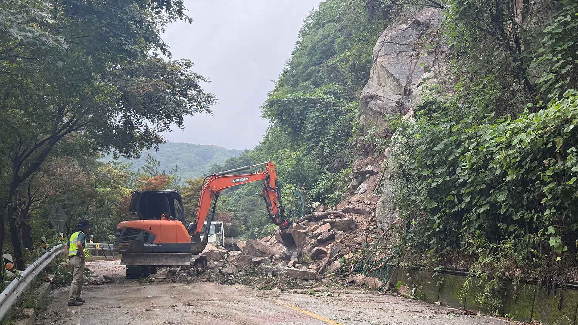 남원 주천면 도로에 낙석.. 육모정 인근 양방향 통제