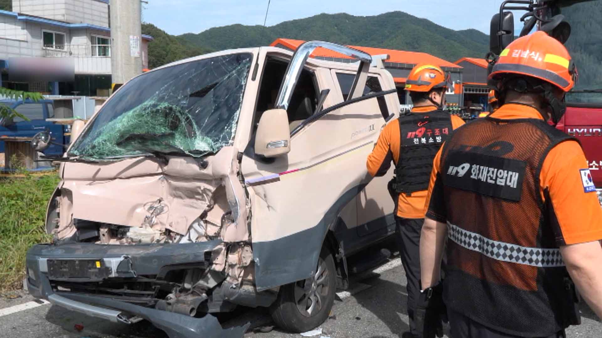 1톤 화물차, 신호대기 차량 들이받아 2명 부상