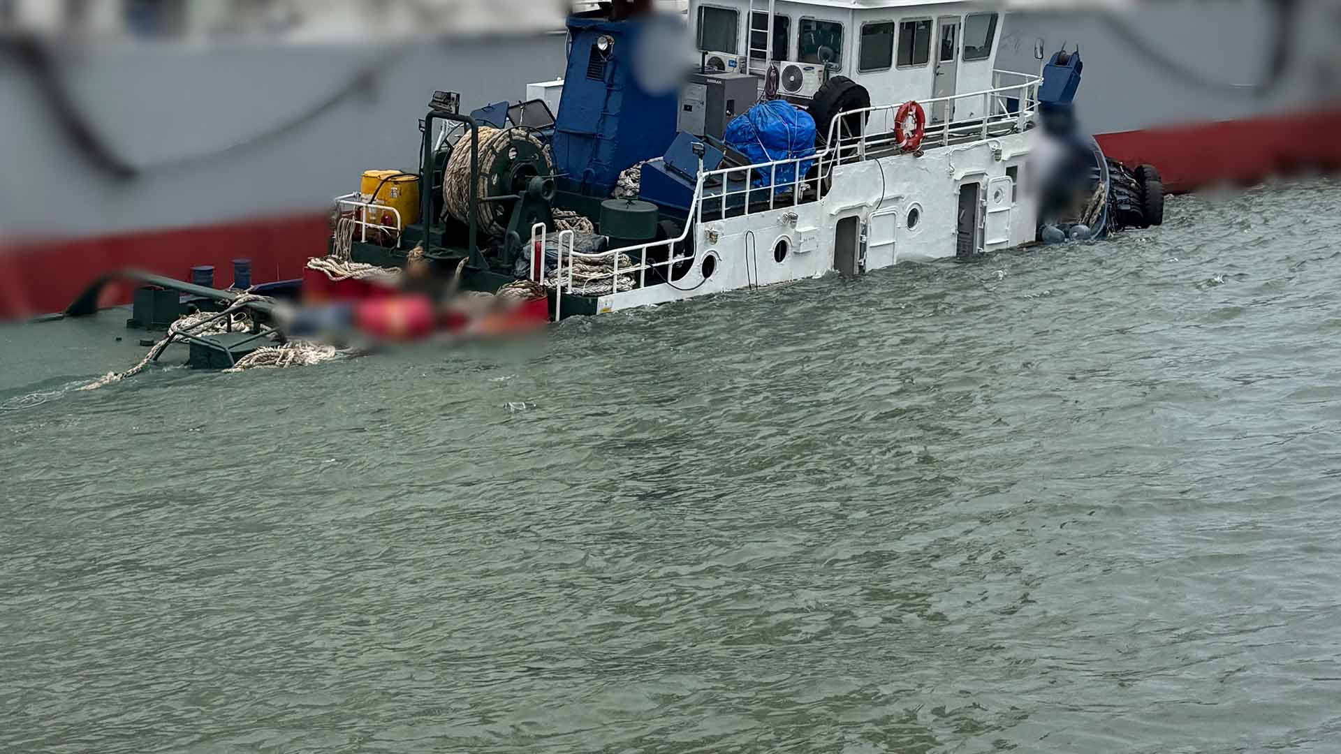 [속보] 군산항에서 90t급 예인선 침몰.. 3명 구조