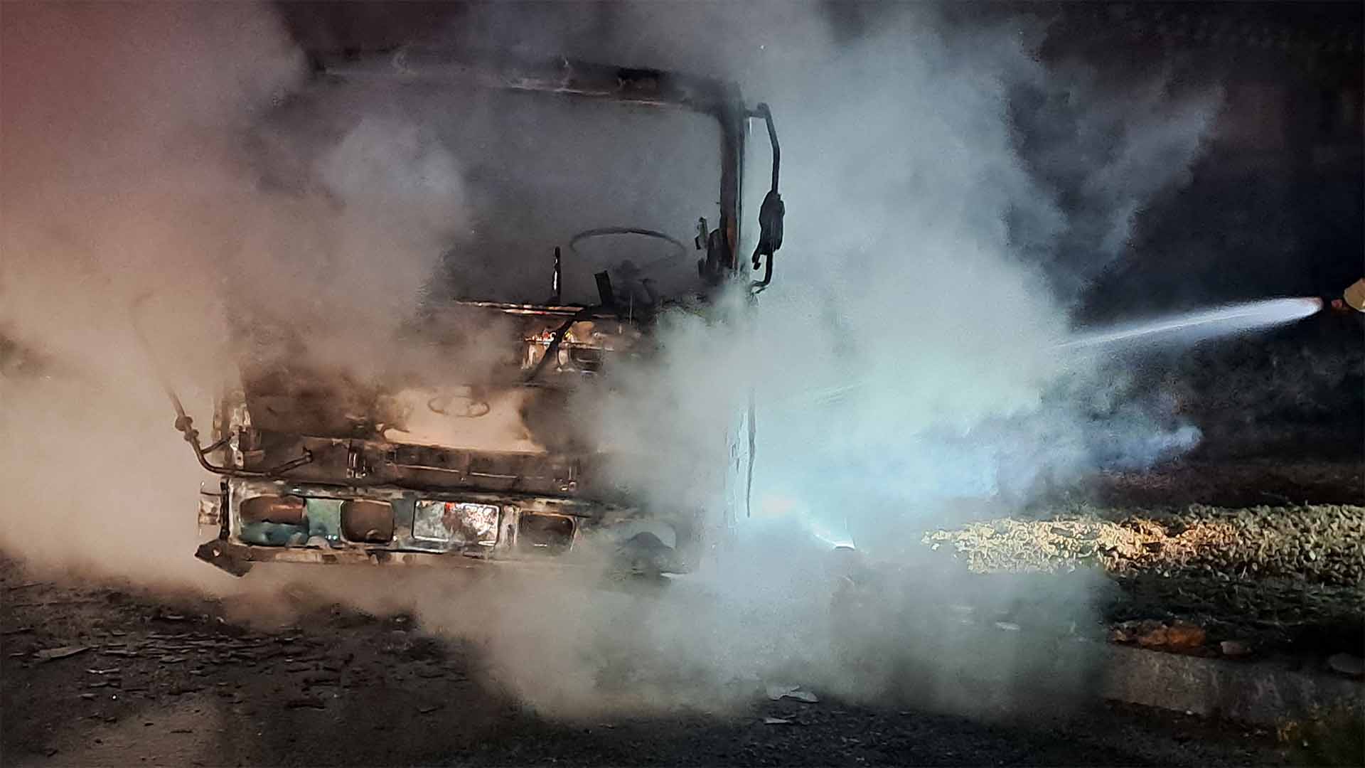 익산서 주차된 4.5t 트럭 전소.. 30분 만에 진압